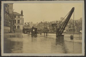 [Overstroomde straat] door Frank Meadow Sutcliffe