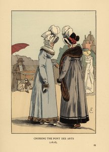 Modieuze vrouwen in hoeden met veren, kanten kraagjes en met bont afgewerkte jurken. Oversteken van de Pont des Arts, Parijs