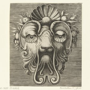 Masker met schelpvormige ogen en een schelp tussen vruchtentrossen op het voorhoofd door Frans Huys