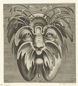 Masker met uitgezakte wangen en een snor, in het haar zitten grassen door Frans Huys