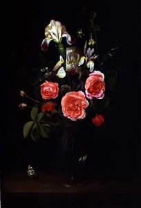 Bloemen in een glazen vaas met een vlinder op een richel