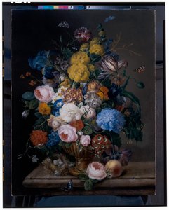 Rozen, irissen, anjers, tulpen en andere bloemen in een bronzen urn