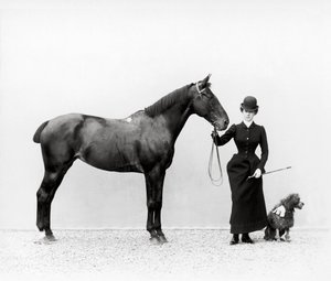 Portret van Miss Walsh met een paard en een miniatuur poedel bij Villa di Montefonte, in de Poggio Imperiale omgeving van Florence, c.1890 door Fratelli Alinari Fratelli Alinari