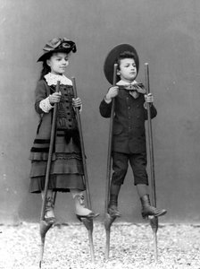 Romualdo Alinaris kinderen, Adele en Arturo, op stelten, Florence, c.1875