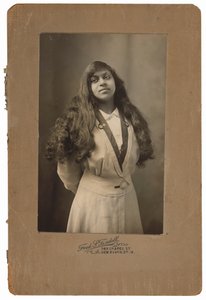 Portret van een vrouw,c. 1910 (foto) door Fred S. Tisdell
