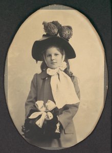 [Meisje in wandelkostuum met hoed en mof], 1890s