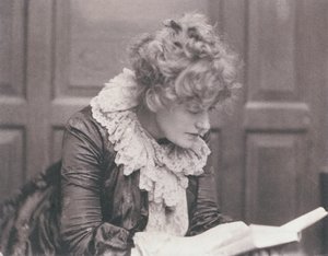 Portretfoto van Ellen Terry (1847-1928) lezend, door Frederick Hollyer (1837-1933)