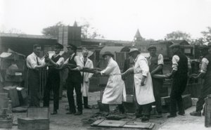 Een 20 ft. lange Python gedragen door elf leden van het personeel van de Zoological Society, London Zoo, juni 1925 door Frederick William Bond