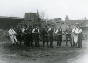 Een 6 meter lange python wordt gedragen door elf leden van het personeel van de Zoological Society, London Zoo, 1924 door Frederick William Bond