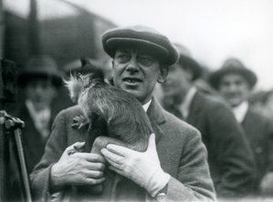 Een Zwartkuifmangabey, mogelijk Freckles, met zijn verzorger, tijdens een buitenuitzending van London Zoo, 1925