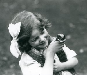 Een jong meisje Betty met een Oostelijke Indigo Slang, London Zoo, 1924