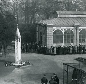 Wapenstilstandsdag bij het Oorlogsmonument, London Zoo, 11 november 1923 door Frederick William Bond