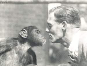Booboo de chimpansee en John Shelly in ZSL London Zoo, september 1927