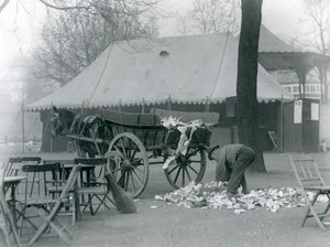 Opruimen na een feestdag in de London Zoo in 1924 door Frederick William Bond