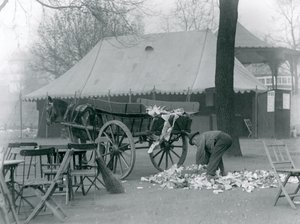 Opruimen na een Bank Holiday in London Zoo in 1924 door Frederick William Bond