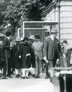 Sir Peter Chalmers Mitchell met Ethiopische Regent Haile Selassie en zijn gevolg, London Zoo