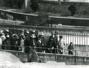 Sir Peter Chalmers Mitchell, met Ethiopische regent Haile Selassie en zijn entourage, bekijkend een bruine beer op de Mappin Terrassen, London Zoo door Frederick William Bond