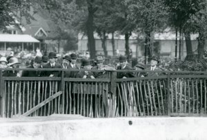 De koning van Italië, Victor Emmanuel III, bezoekt London Zoo in 1924 door Frederick William Bond