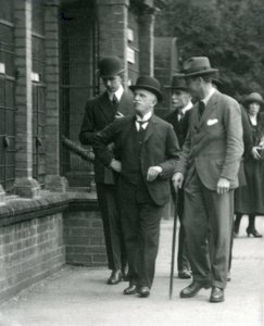 De Koning van Italië, Victor Emmanuel III, bezoekt London Zoo door Frederick William Bond