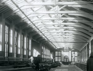 Het Leeuwenhuis met vijf mannen die aan het onderhoud werken, London Zoo, 1926 door Frederick William Bond