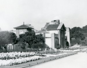 Het Reptielenhuis in London Zoo in 1928 met formele bloembedden langs de paden naar de ingang, London Zoo door Frederick William Bond