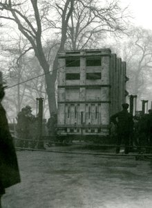 Vervoer van vrouwelijke Aziatische olifant Lukhi, in een houten krat, London Zoo door Frederick William Bond
