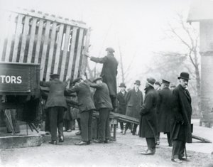 Lossen van de nieuw aangekomen Indische neushoorn, London Zoo door Frederick William Bond