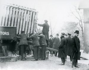 Lossen van de nieuw aangekomen Indische neushoorn, London Zoo, 1924 door Frederick William Bond
