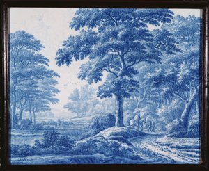 Een zeer zeldzame Nederlandse Delft blauw en wit rechthoekige plaquette, met weggebruikers op een weg in een bosrijk landschap door Frederik van Frijtom