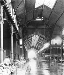 Een overdekte gang van Les Halles Centrale Markt, Parijs, ca. 1900