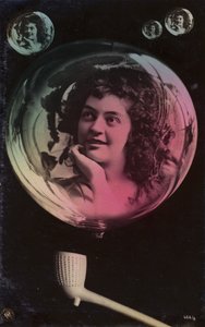 Het gezicht van een jonge vrouw verschijnt in de bellen geblazen uit een kleipijp door French Photographer
