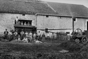Landarbeiders en de pers binden hooibalen op een boerderij in de buurt van Bourmont in Haute-Marne, rond 1890. Fotografie. Ducos Collectie