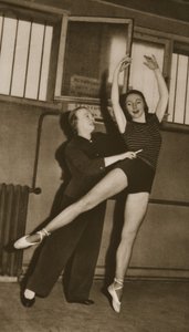 Bronislava Nijinska met Rosella Hightower, uit Grand Ballet de Monte-Carlo, 1949 door French Photographer