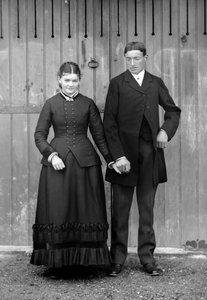 Koppel op zondag om de eerste communie van hun zoon te vieren, nabij Bourmont in Haute-Marne, rond 1880. Ducos Collectie. door French Photographer