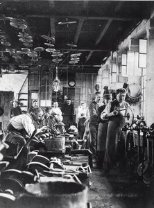 Messenmakers aan het werk in de werkplaats, Frankrijk, eind 19e eeuw door French Photographer