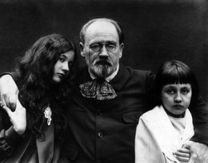 Emile Zola (1840-1902), schrijver en Franse journalist, in de tuin van Verneuil-sur-Seine (Yvelines) met zijn kinderen Denise en Jacques. door French Photographer