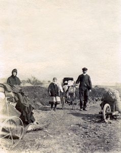 Exodus van een boerenfamilie die voor de gevechten vlucht, nabij Boulogne-la-Grasse