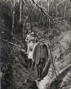 Eerste Wereldoorlog: "de voorzitter van de raad Georges Clemenceau steekt tijdens een van zijn frequente bezoeken aan het front, vergezeld van zijn generaals, een loopgraaf over (gut)" In "De spiegel" 1918 door French Photographer