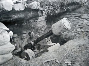 Franse 48 kanon gebruikt om landmijnen te lanceren, 1915 door French Photographer