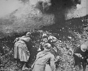 Franse infanterie onder vuur van Duitse artillerie tijdens de Slag om Verdun door French Photographer