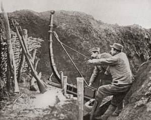 Franse soldaten gebruiken een katapult om bommen te werpen tijdens de Eerste Wereldoorlog, uit The Illustrated War News, 1915 door French Photographer