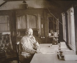 Generaal Pétain in zijn spoorwegwagon-salon HQ tijdens de Slag om Verdun, februari-december 1916 (zw/w foto)