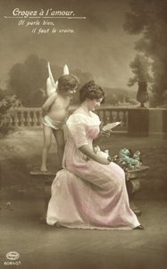 Meisje dat een liefdesbrief leest, met Cupido die over haar schouder kijkt