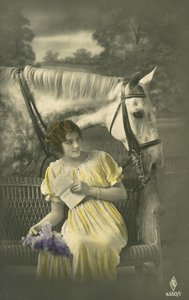 Meisje zittend op bank met wit paard achter door French Photographer