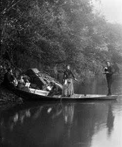 Groep vrienden, op een wandeling, rustend op een boot. Fotografie eind 19e eeuw. Ducos Collectie
