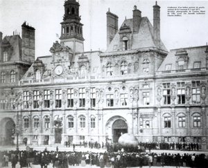 Een ballon opblazen met de verklaringen van de Commune eraan bevestigd buiten het Hotel de Ville, Parijs, 3 mei 1871 door French Photographer