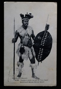 Kiki, danser die blootsvoets op gebroken glas danste, Buffalo Bill (William Frederick Cody) door French Photographer