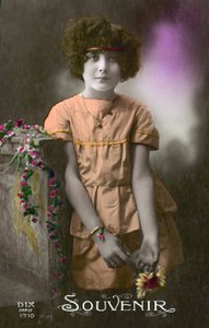 Klein meisje in oranje door French Photographer