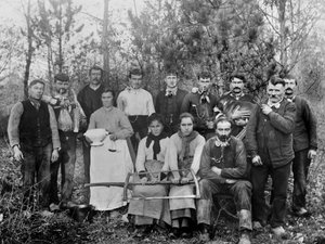Houthakkerskamp met hun familie, regio Chaumont, circa 1880 door French Photographer