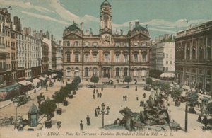 Lyon - Place des Terreaux - Bartholdi-fontein en het stadhuis door French Photographer